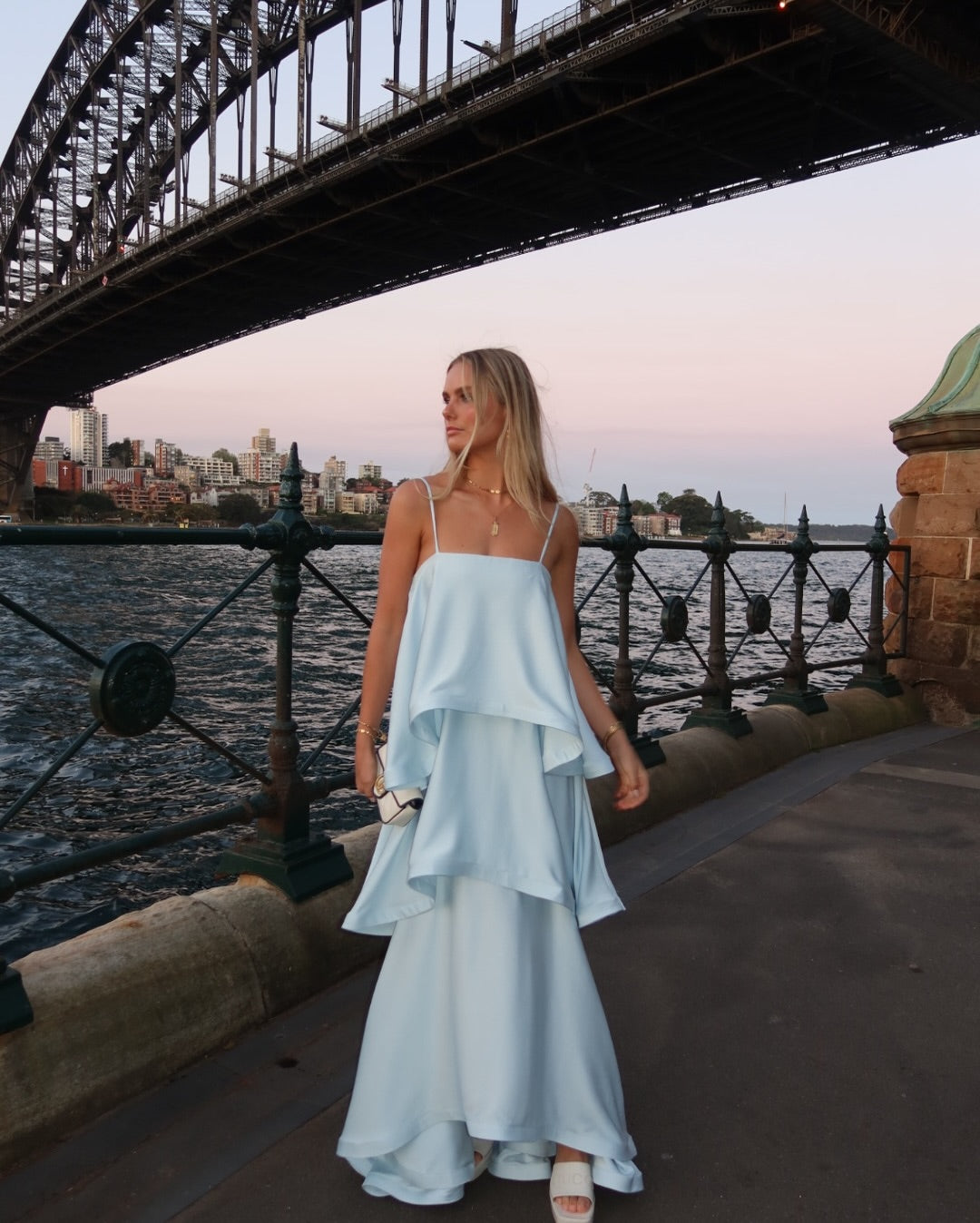 Margot gestuftes Volant Satén Maxi Kleid