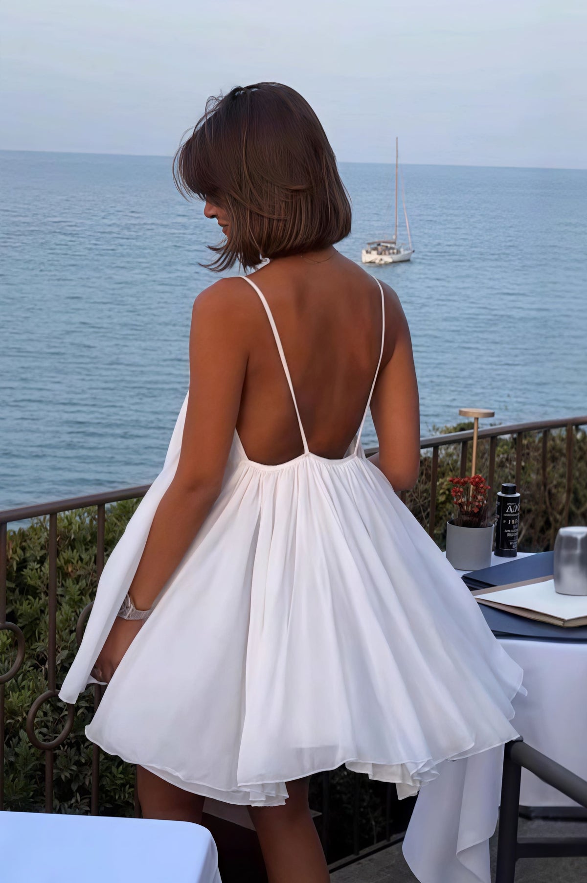 Robe courte fluide à bretelles spaghetti Lavinia