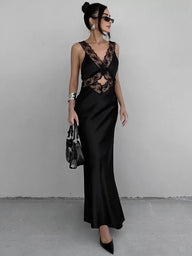 Robe longue en dentelle Nadia à décolleté en V profond