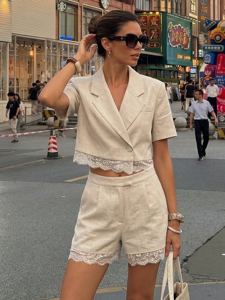 Zweiteiliges Set Celeste mit Spitzen-Details und Shorts