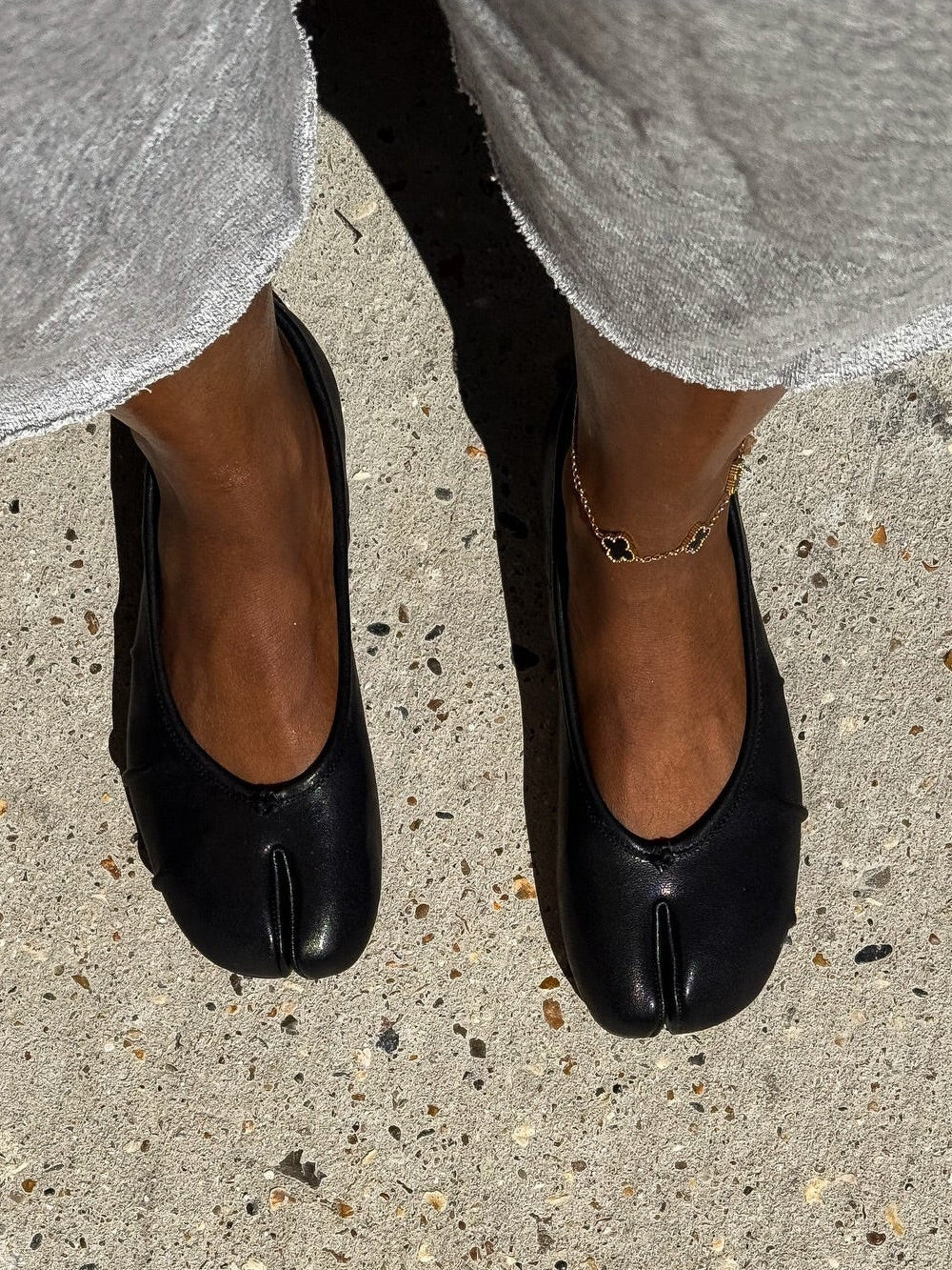 Bianca Spaltzehen-Mules aus veganem Leder