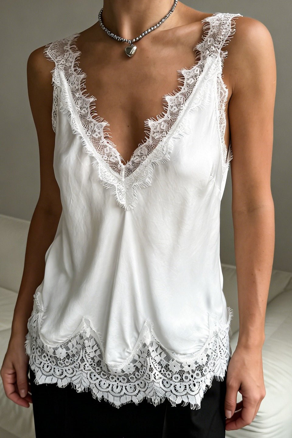 Marisol V-Ausschnitt Spitzenbesatz Tanktop